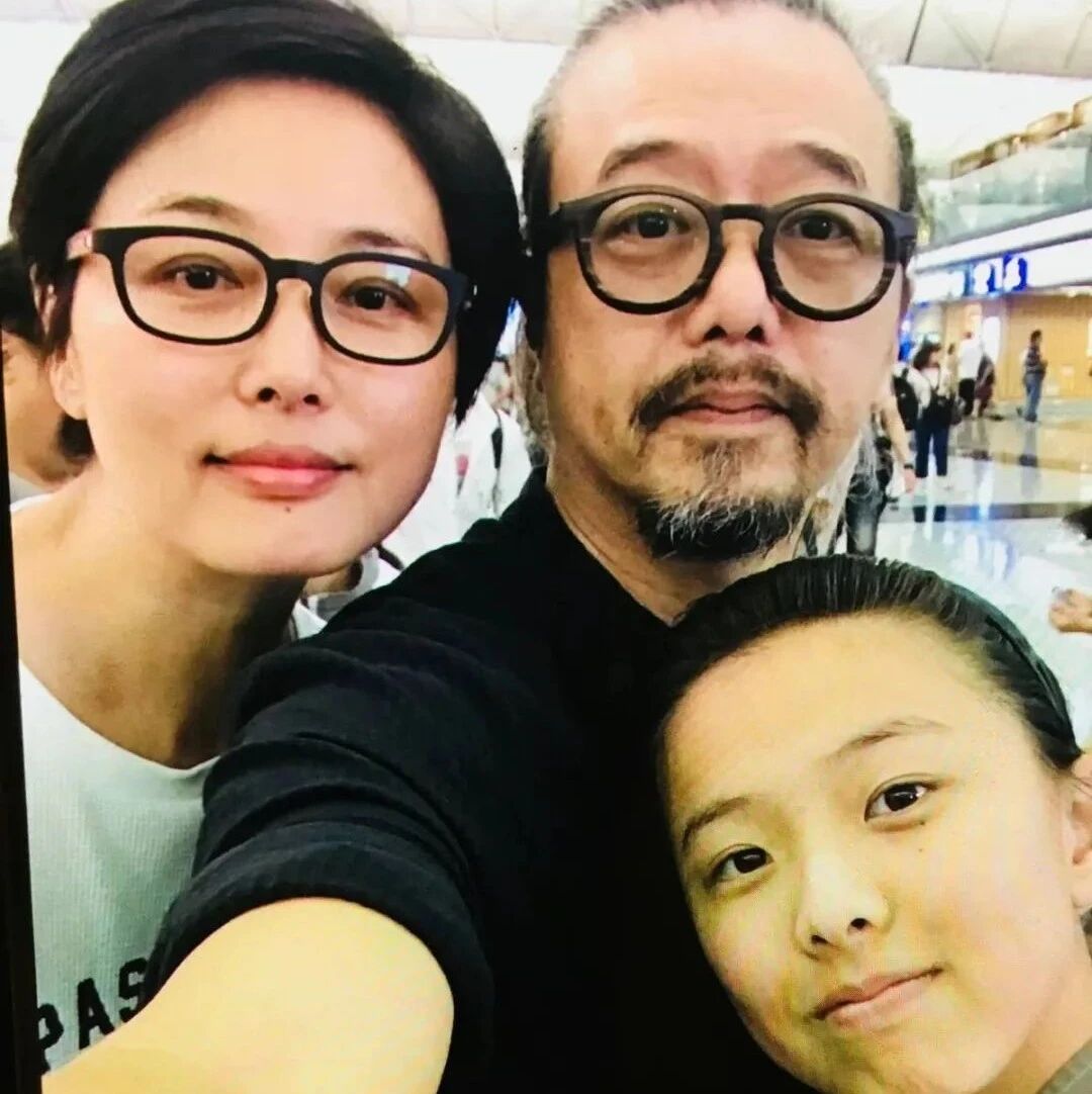 张延一家三口同框,大5岁老公满头白发,17岁女儿和她共用一张脸