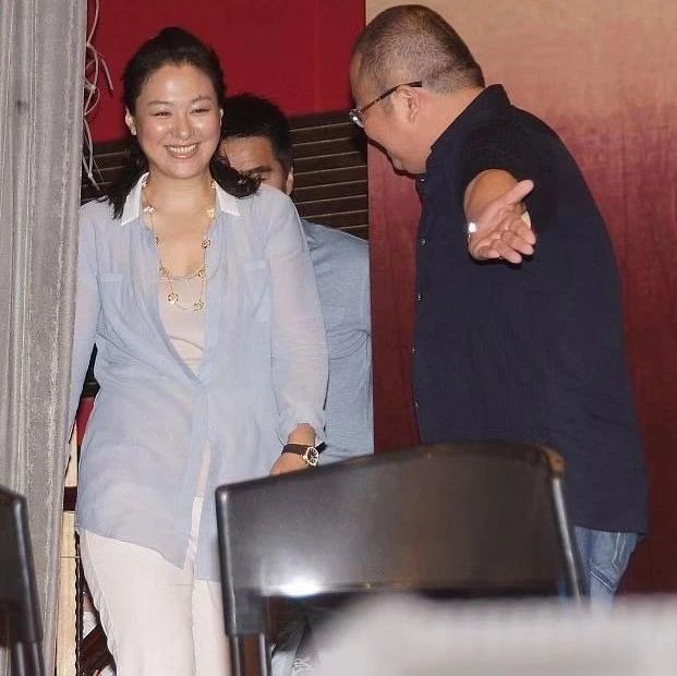 沈傲君目测150斤!穿薄褂坐姿乖巧,肚子游泳圈抢镜气质却很好