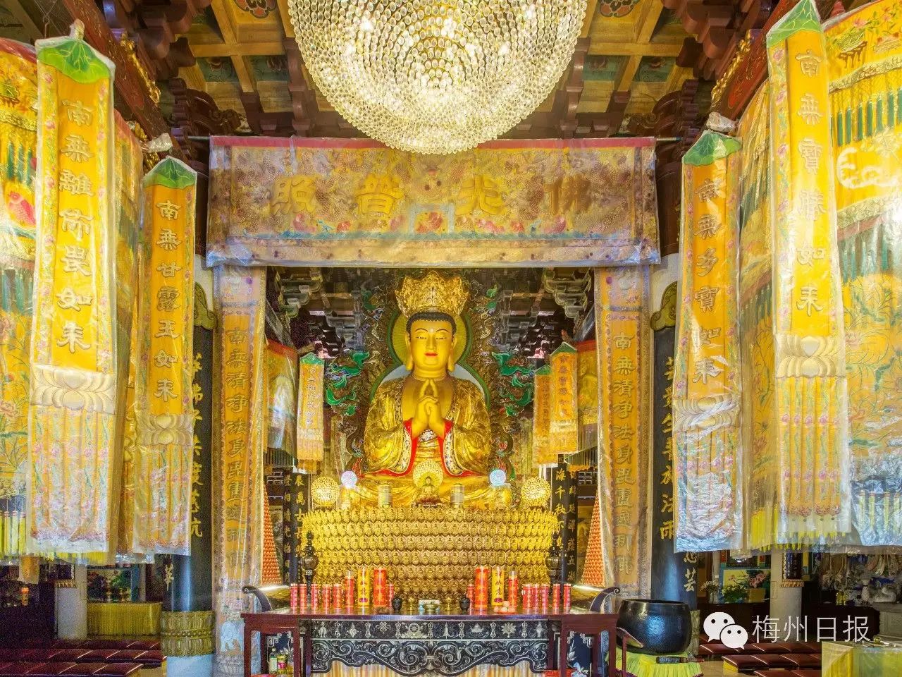 千佛塔殿供奉的毗卢遮那大佛,端坐于由一千尊小金佛构成的金莲之上