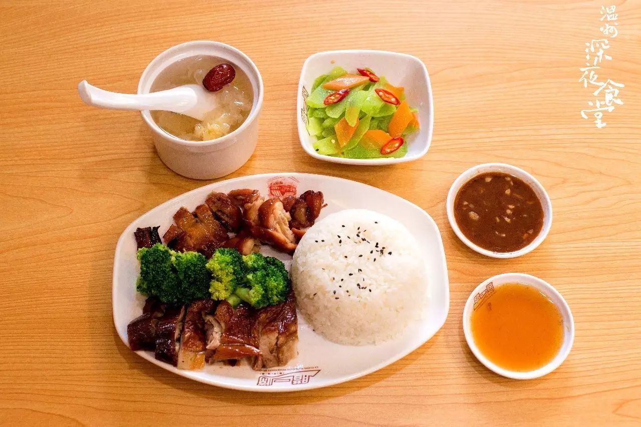 港式双拼套餐(烧鸭拼蜜汁鸡翅) 25元/份 老板告诉食堂君这正宗烧腊蘸