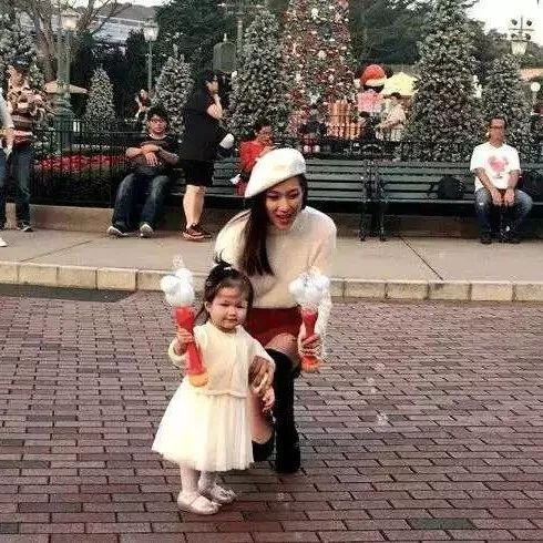 TVB花旦33岁钟嘉欣独自带女儿到乐园玩, 身穿红色短裙星味不减;