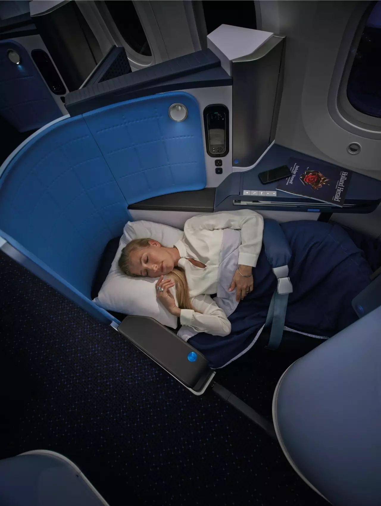环宇商务舱配有可全平躺的座椅和直通通道,机舱内饰由荷兰顶级设计师