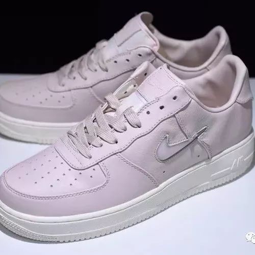 NikeLab Air Force 1 Low Jewel 重塑 1996 年推出的迷你 “宝石” Swoosh 标志