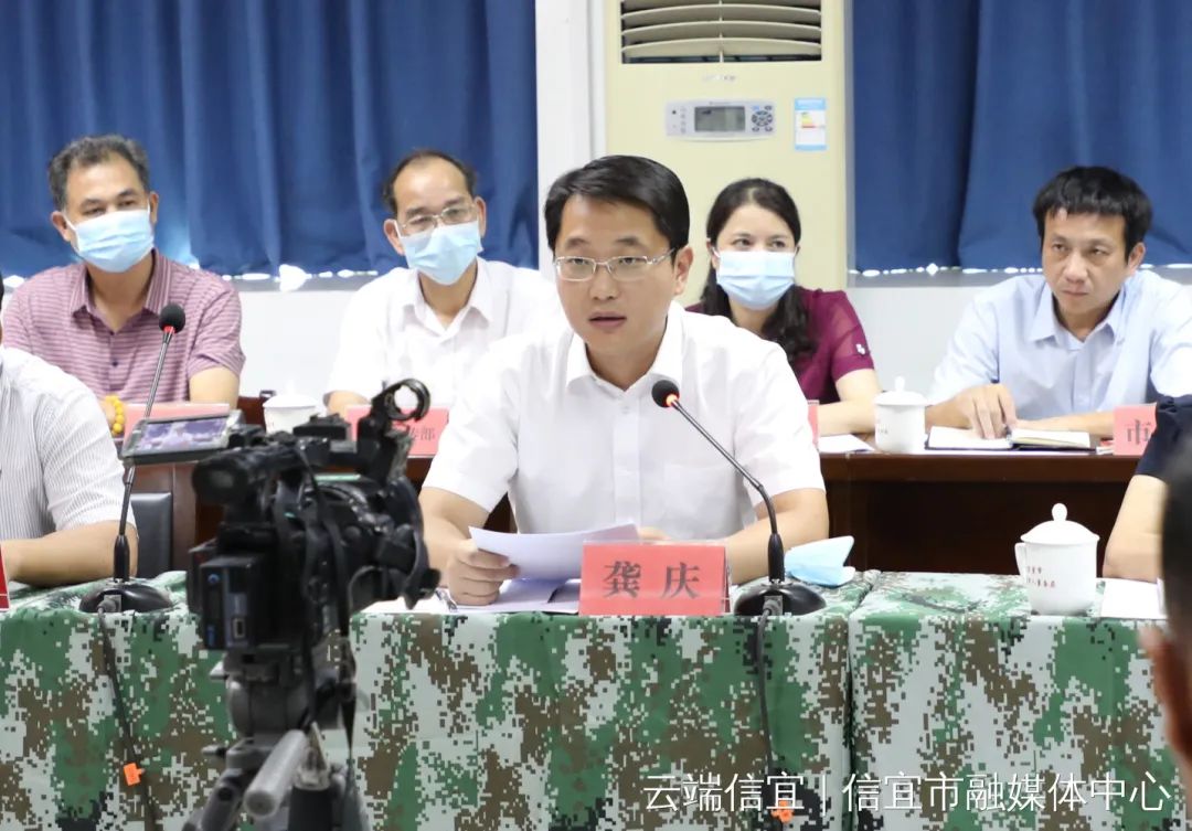 市委副书记,市长龚庆代表市四套班子领导和全市人民,向驻信部队官兵