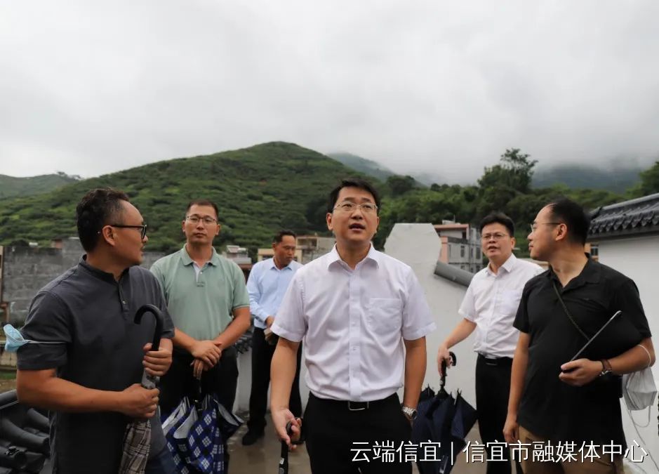 7月20日下午,信宜市委副书记,市长龚庆到钱排,合水指导防御台风工作