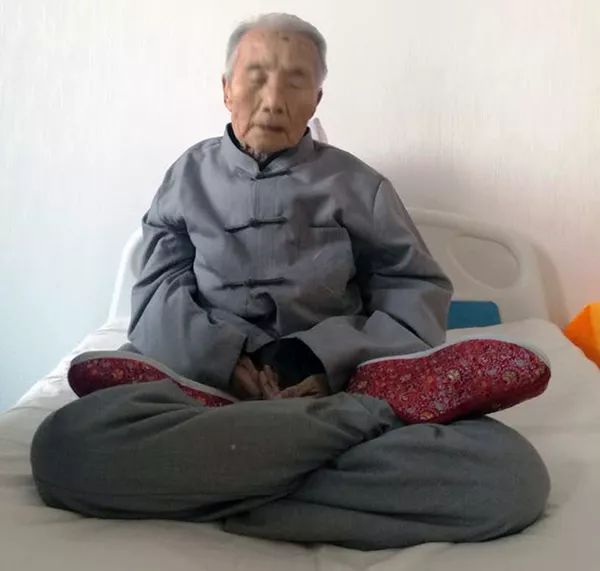 "就是奔着往生来的",老人的小女儿吕秀芬,面带笑容娓娓道出母亲往生