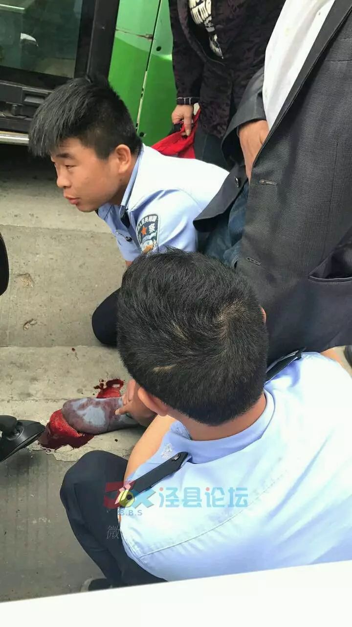 交警正在现场协助救治受伤人.事故原因有待官方报道!