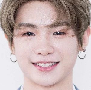 黄明昊“撞脸”杨丞琳,颁奖礼典变认亲现场 | 表情包