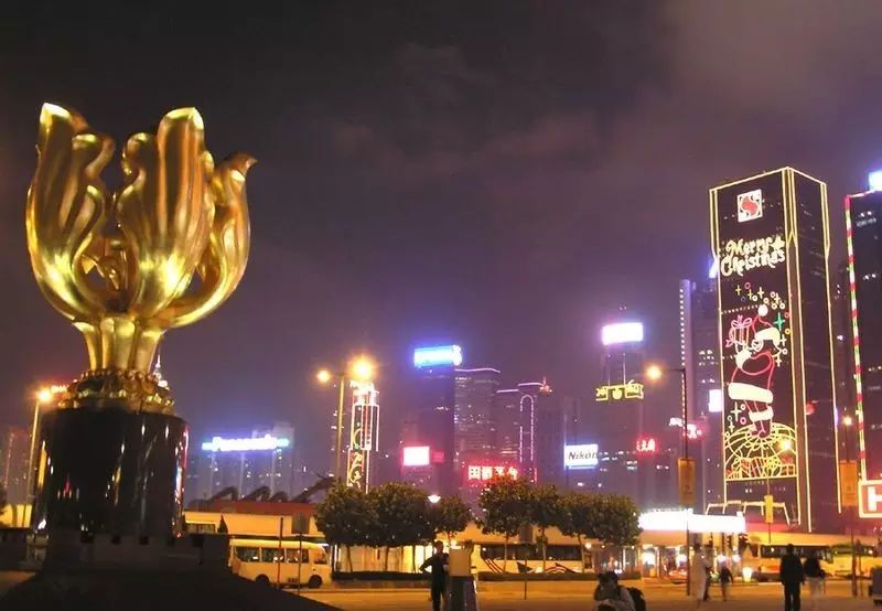 这个广场也被命名为金紫荆广场,这座高6米的铜像正式名称为"永远盛开