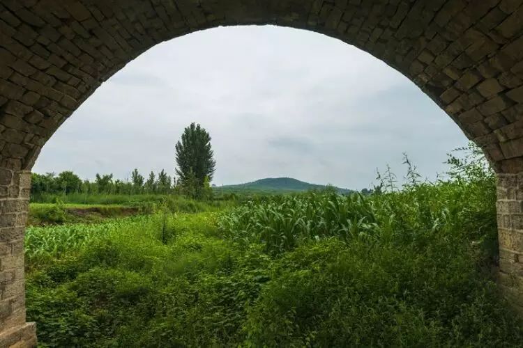 在石家庄市区西北75公里的太行山中,行唐县龙兴庄村就是这样一个村庄.图片