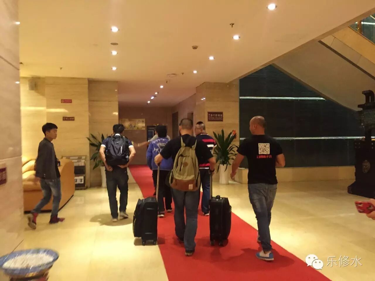 凤凰传奇、郑源、旭日阳刚深夜抵达修水...