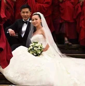 刘嘉玲与梁朝伟结婚十周年纪念日晒夫妻合照,男神女神芳华已不再