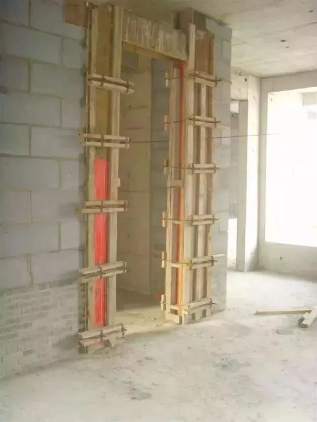 1,构造柱模板的对拉螺杆宜设置于构造柱两侧马牙槎上.