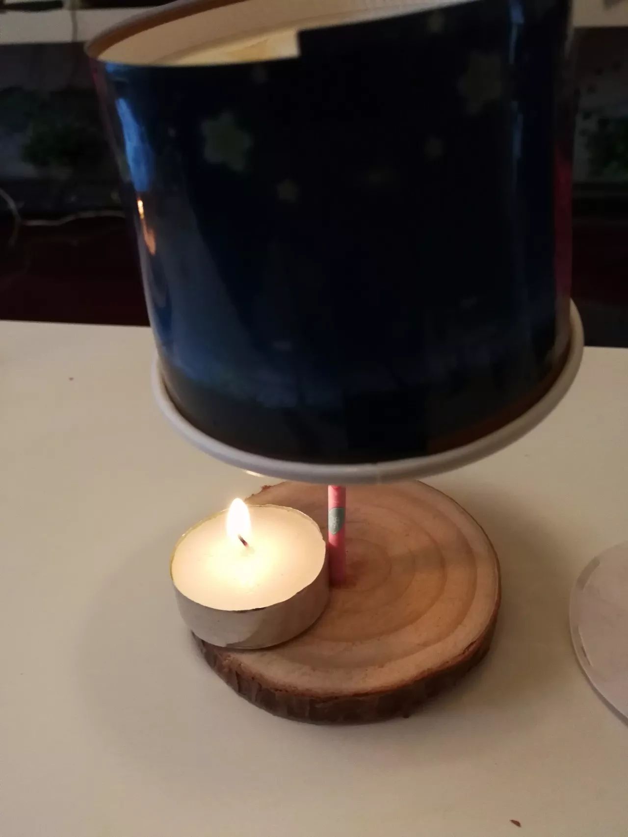 第七步,把点燃的蜡烛放在木板上,小纸杯就会旋转起来啦