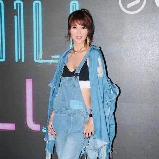 李彩桦婚后＂放开了＂!背带裤里面直接配bra,高马尾36岁嫩回16岁