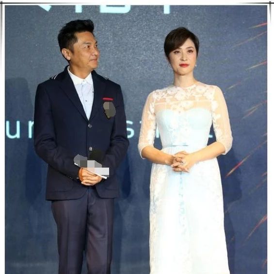 陈法蓉现活动,蓝色纱裙风姿绰约,52岁的年龄,25岁的身材样貌!