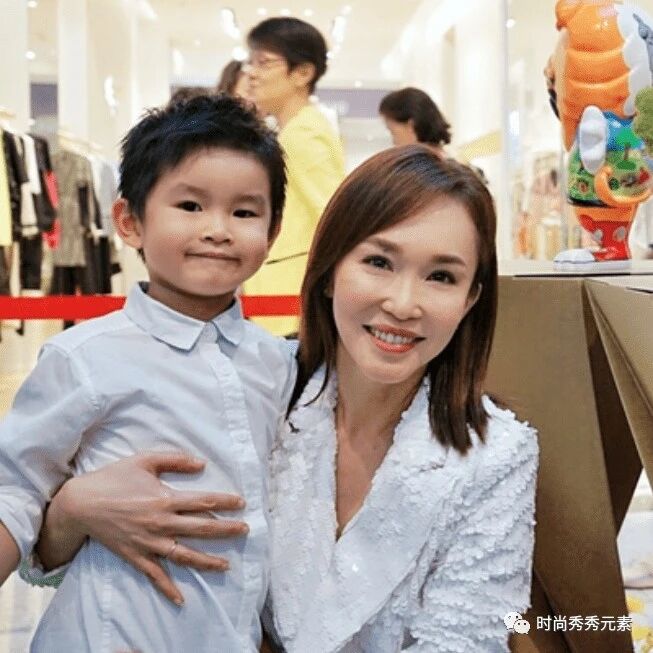 范文芳保养有道,50岁脸上无一丝皱纹,与5岁儿子同框超有爱