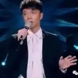 李克勤深情演唱遥远的她,张学友亲自指教