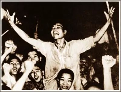 图为中国人民欢庆抗日战争胜利