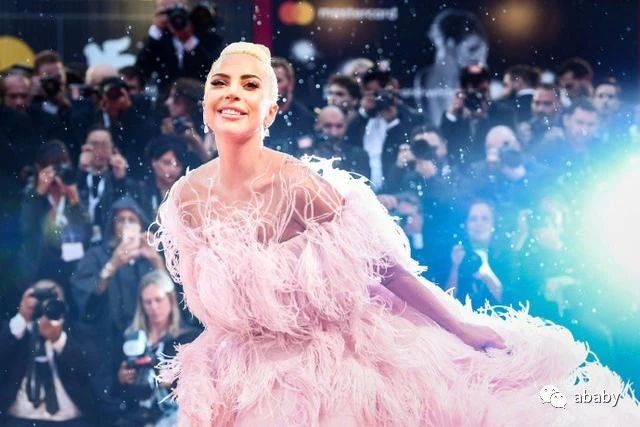 Lady Gaga亮相威尼斯红毯巨星气场十足,粉色羽毛裙美爆了!