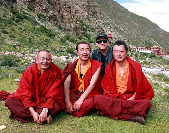 在藏传佛教转世发源地楚布寺,和大宝法王的弟子们愉快玩耍半天