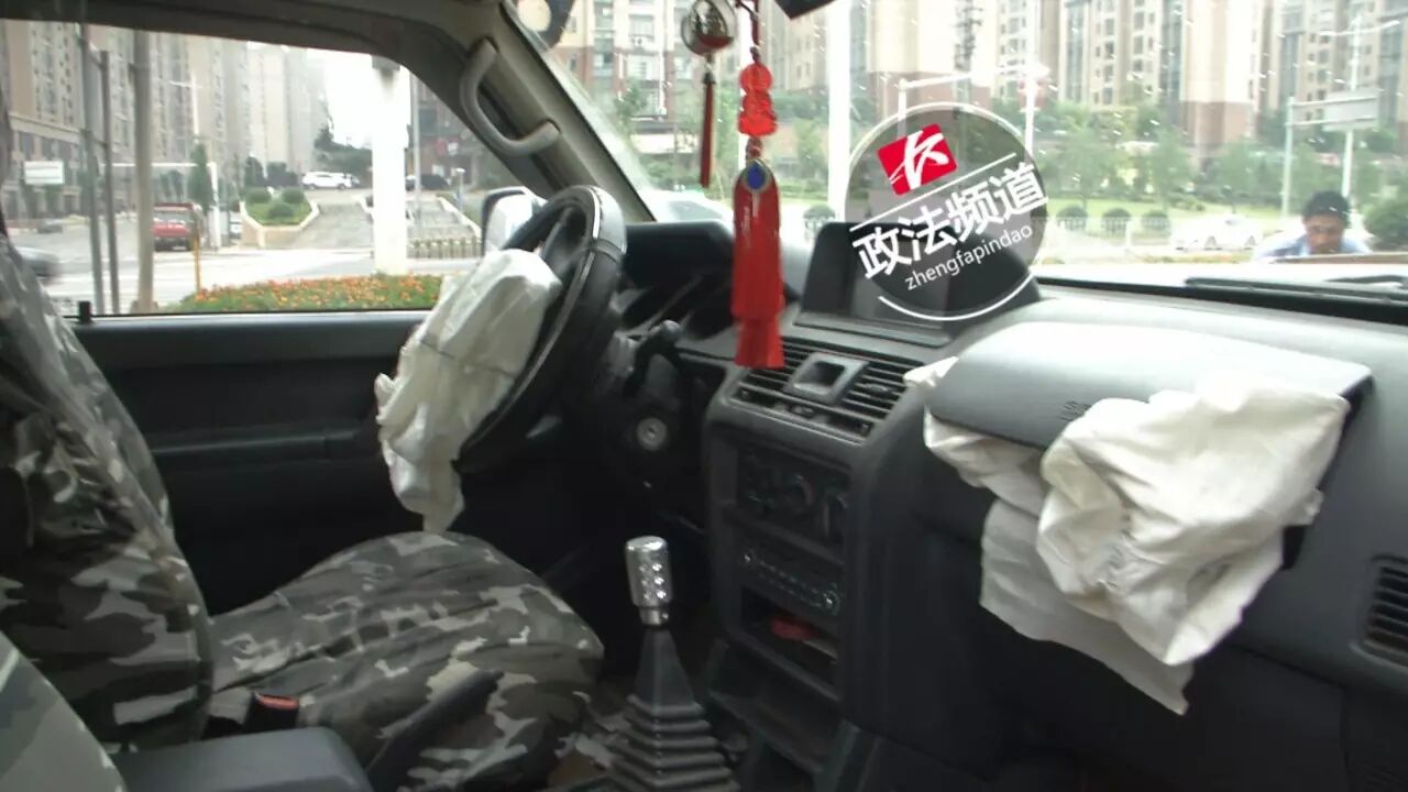 ▲记者从现场了解到，这辆越野车的车头已经严重损毁，车内的安全气囊也已经弹出，可见当时撞击力度非常的大。