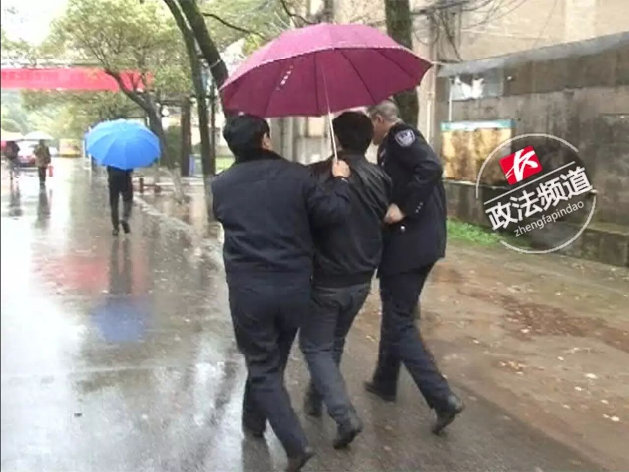 ▲还是那把红伞…咱们警局见！