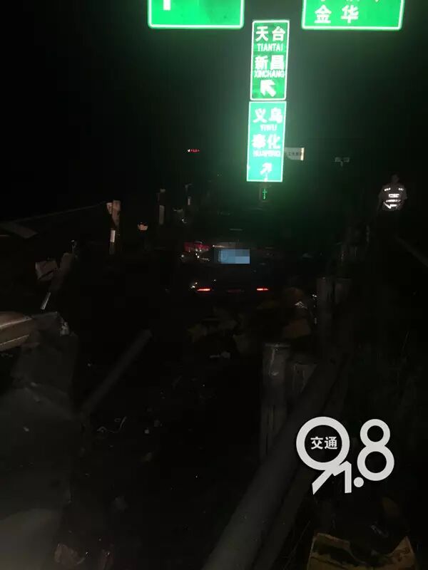 轎車上高速沖入綠化帶 一車人不報警躲進草叢