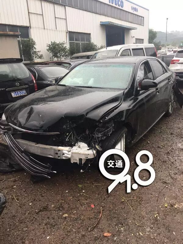轎車上高速?zèng)_入綠化帶 一車人不報(bào)警躲進(jìn)草叢