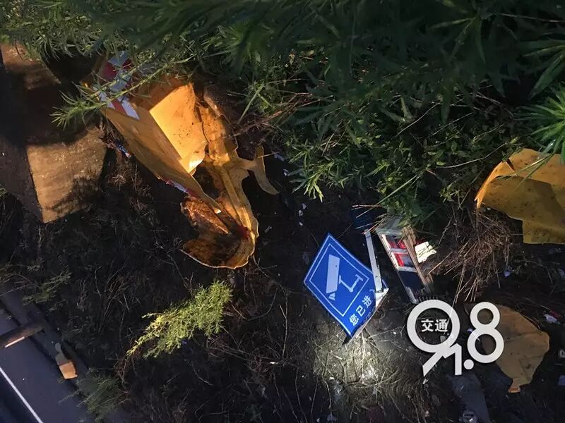 轎車上高速?zèng)_入綠化帶 一車人不報(bào)警躲進(jìn)草叢