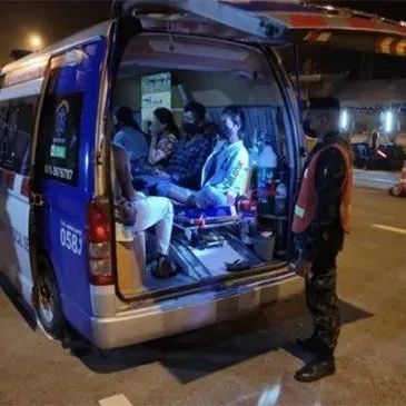 10名缅甸移民工人在泰国一辆救护车上被逮捕