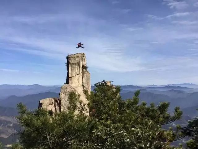 姿 满天风月诗藏意,四面青山作低题 架上提来绝妙笔,笔尖莫向暴秦低"