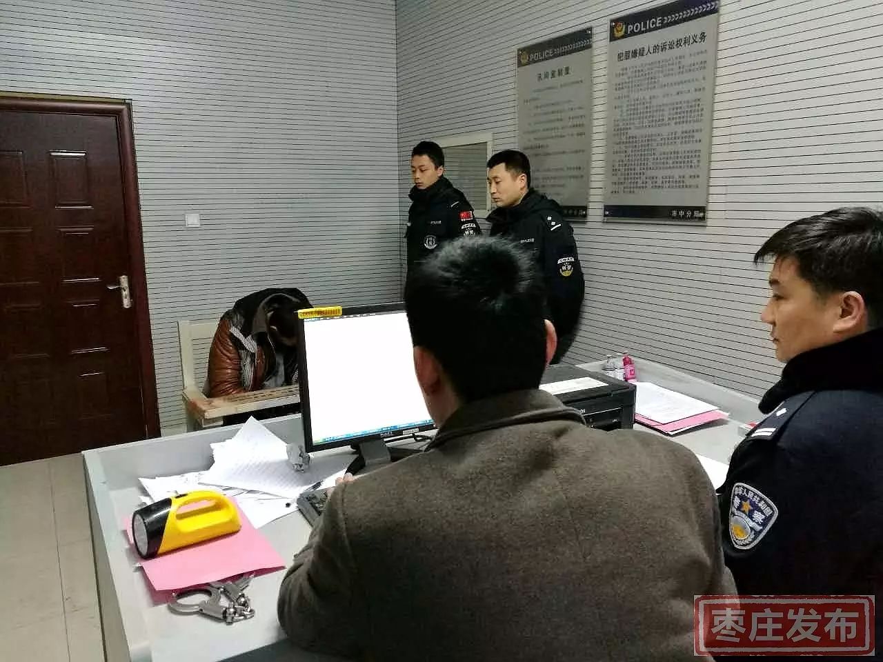 办案民警正在审讯孙某