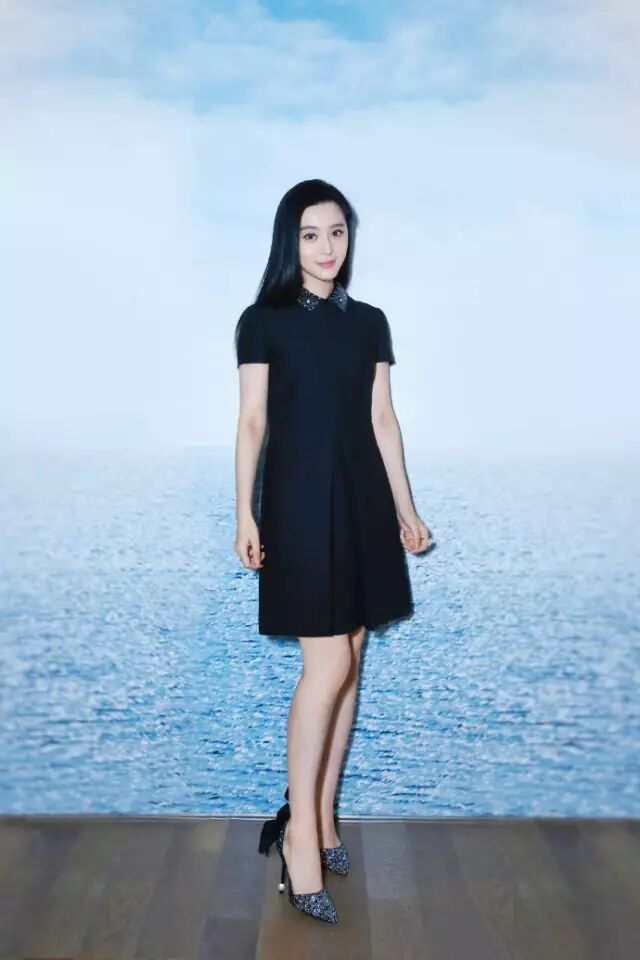 红底高跟鞋是什么牌子_高跟鞋鞋底是红色的是什么牌子_红底高跟鞋的牌子