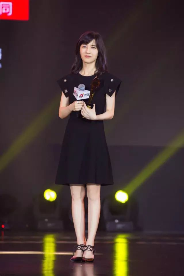 红底高跟鞋是什么牌子_红底高跟鞋的牌子_高跟鞋鞋底是红色的是什么牌子