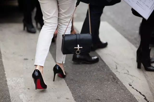 红底高跟鞋的牌子_高跟鞋鞋底是红色的是什么牌子_红底高跟鞋是什么牌子