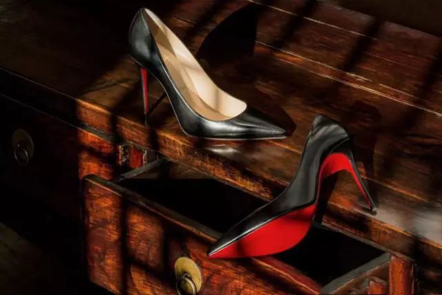 红底高跟鞋是什么牌子 时髦办 | 什么牌子的尖头高跟鞋最好？