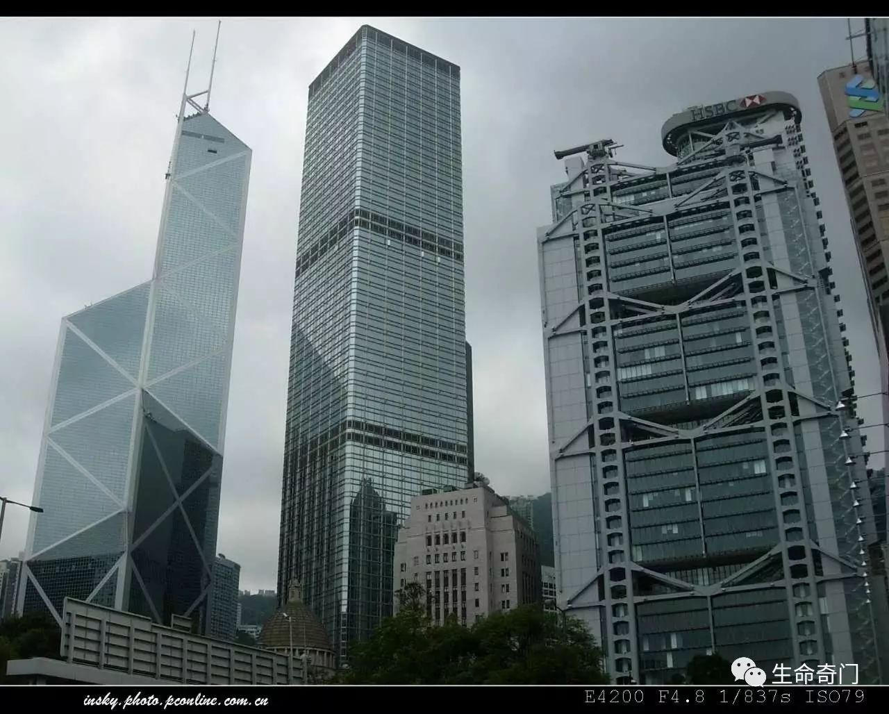 第二年,汇丰大厦的顶楼就架起了两门长达17米的大钢炮,直对中国银行.