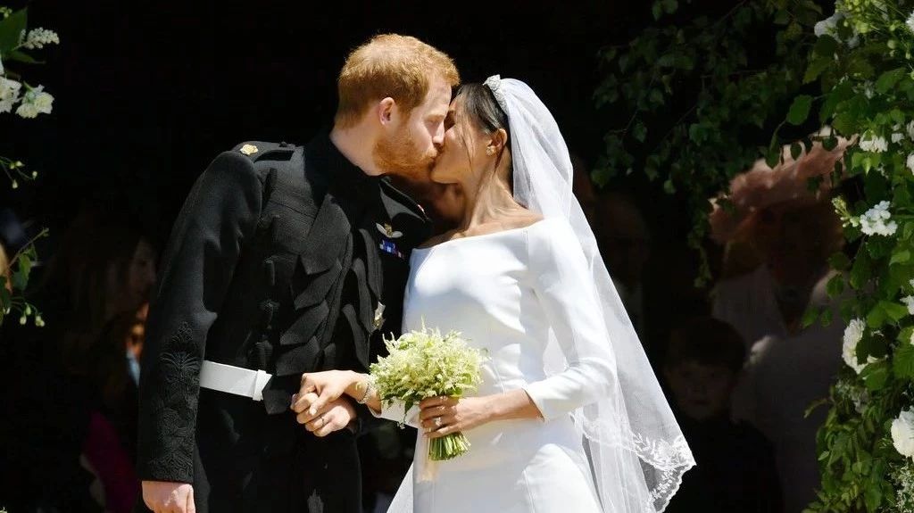 哈里梅根婚礼花3亿!穿300万婚纱戴Catier珠宝,年度最甜一吻…