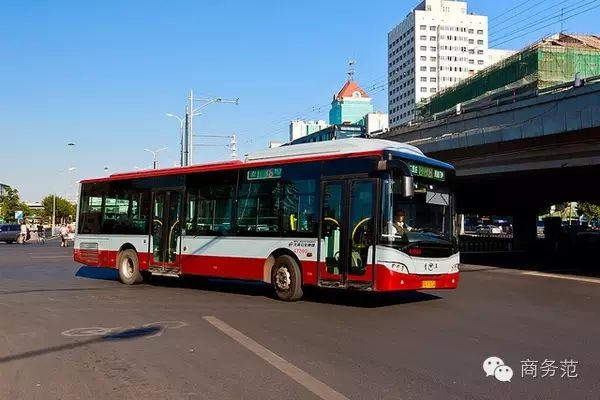 (2012年8月摄于西直门外的第一代青年尼奥普兰jnp6120gc型,行走16路往