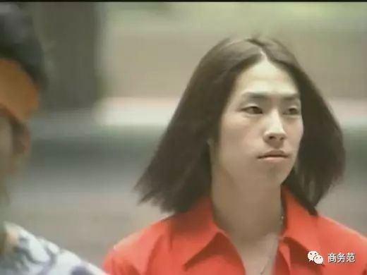 不羁少年还特别喜欢用手拨弄自己