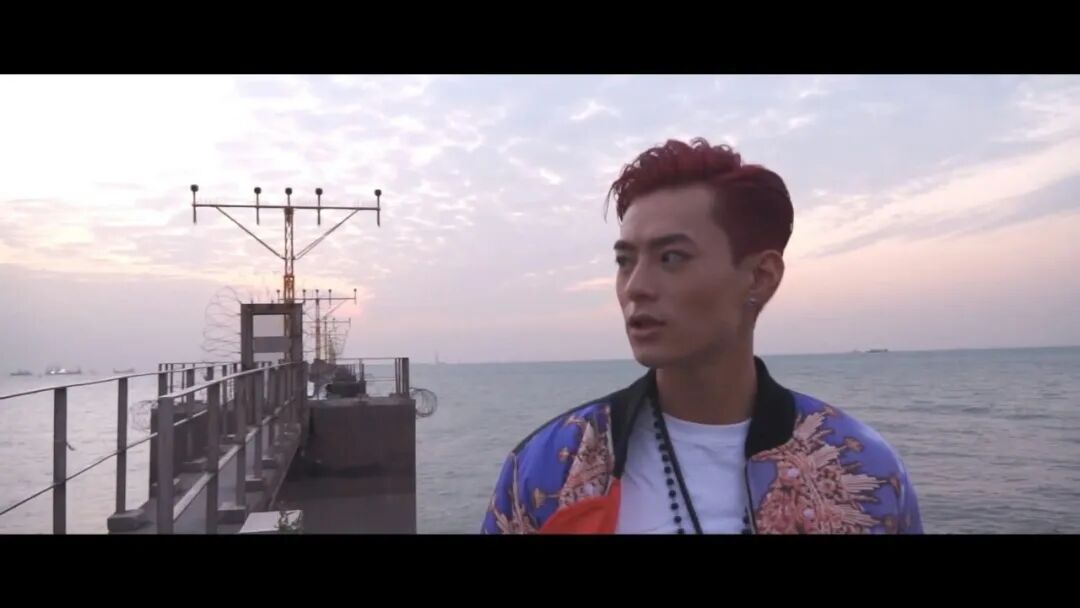 何浩文在2014發表首支個人單曲《Say You Love Me》。（MV截圖）
