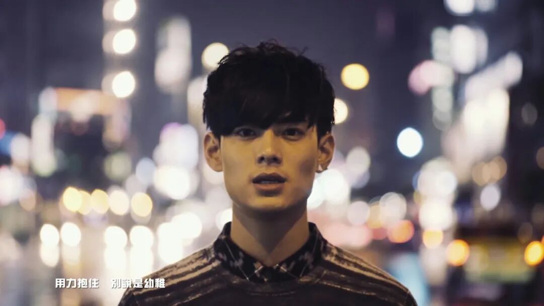 《愛不起·對不起》是何浩文親自監製。（MV截圖）