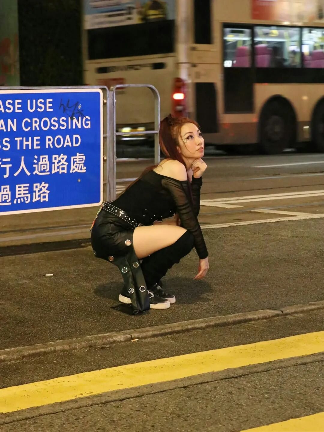 雷凱欣在電車站拍攝靚相，側身蹲下的曲線盡顯腰線與大腿緊緻度！（雷凱欣IG圖片）