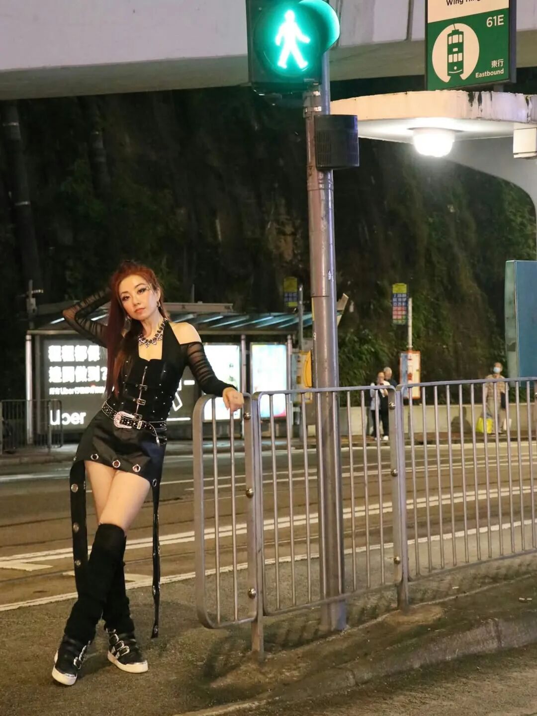雷凱欣在電車站拍攝靚相，側身蹲下的曲線盡顯腰線與大腿緊緻度！（雷凱欣IG圖片）