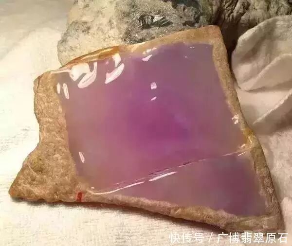 价值千万紫罗兰翡翠原石， 经过一番细心雕琢后，让人为之沉醉，