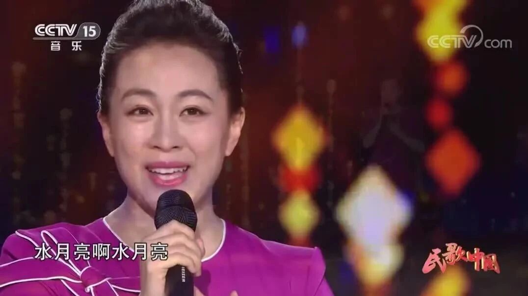 曲丹 轻盈曼妙演绎《水月亮》优美荡漾