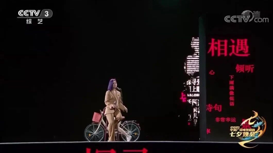 收录于合集⭐[七夕] 杨千嬅《写给城市的诗》在某站寂寞的出口，与我相遇