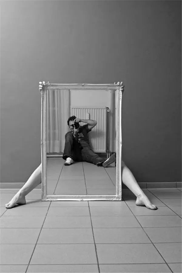 镜子里反射着周遭的环境,人就好像丢失了一部分.