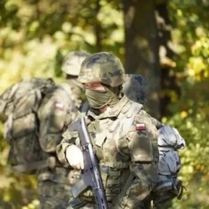波兰防长：为应对移民激增，已向白俄罗斯边境增派6000名士兵